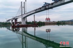 成达万高铁嘉陵江特大桥顺利合龙